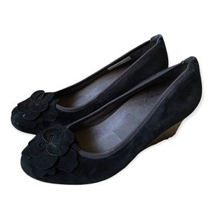 Vionic Hayes Black Suede Flower Wedge | Size 10